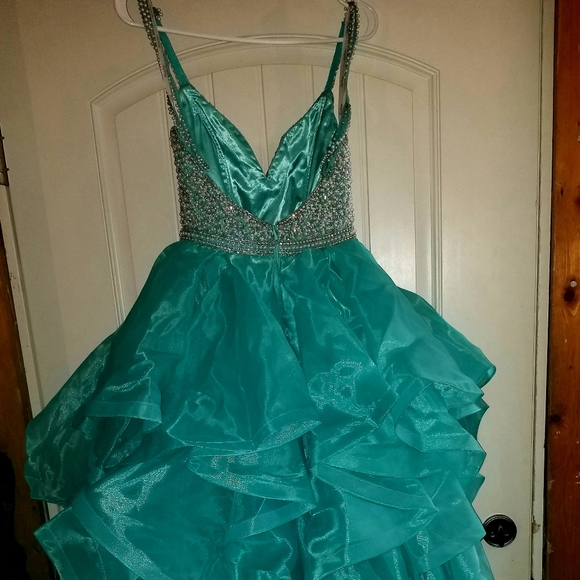 BEAUTIFUL PROM DRESS - Picture 6 of 8